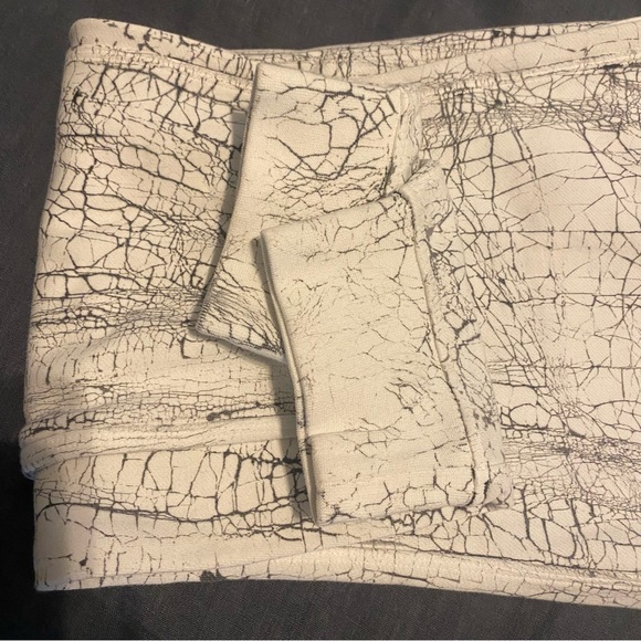 Lululemon Warm Down Joggers sweatpants 7/8 Length
Thread Dye White Black-size 12 - Picture 13 of 13